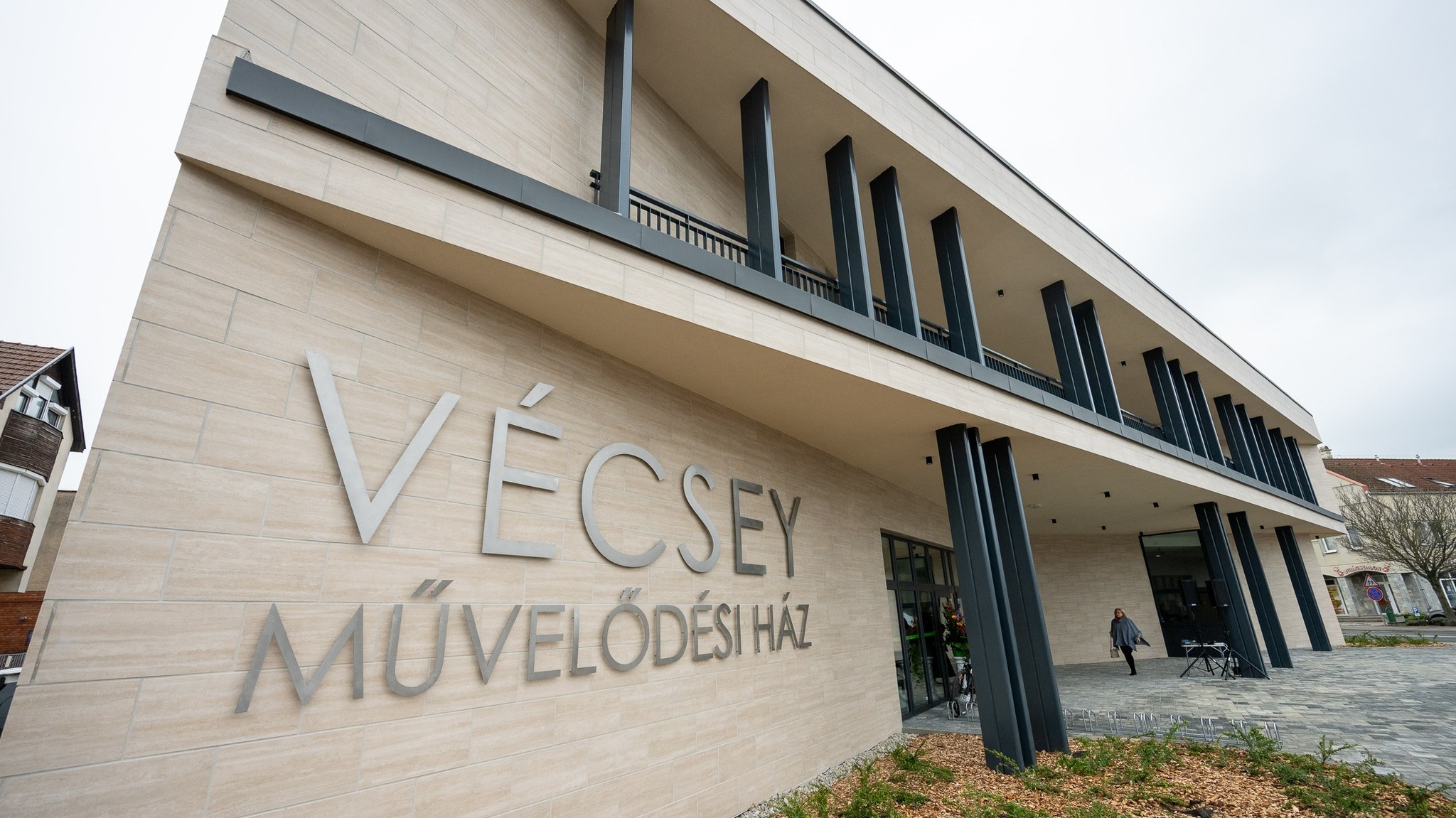 A fotón a Vécsey Művelődési Ház látható.