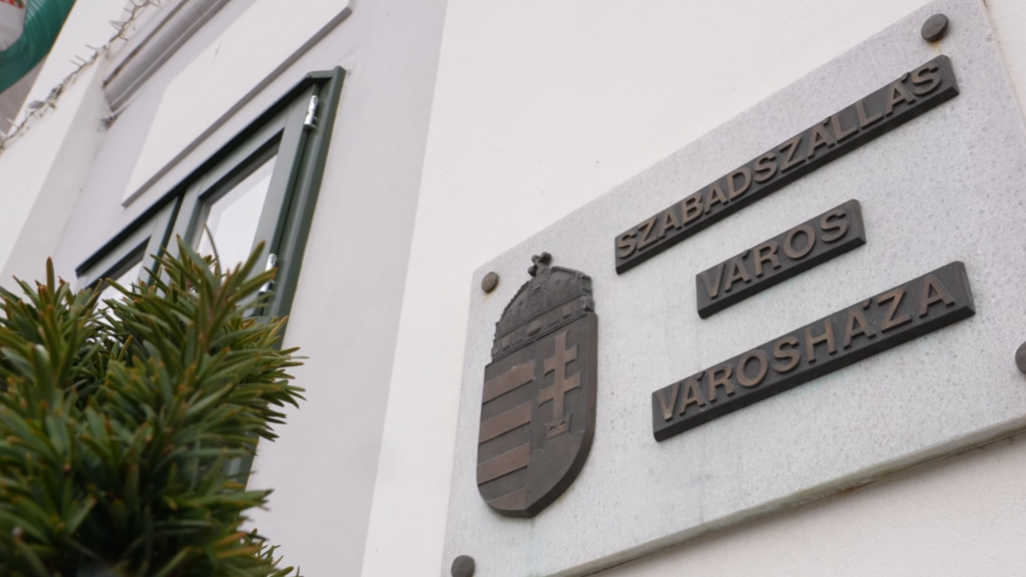 A fotón egy épület falán az alábbi szöveg olvasható: Szabadszállás Város Városháza