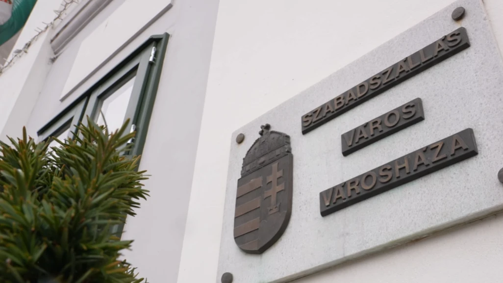 A fotón egy épület falán az alábbi szöveg olvasható: Szabadszállás Város Városháza