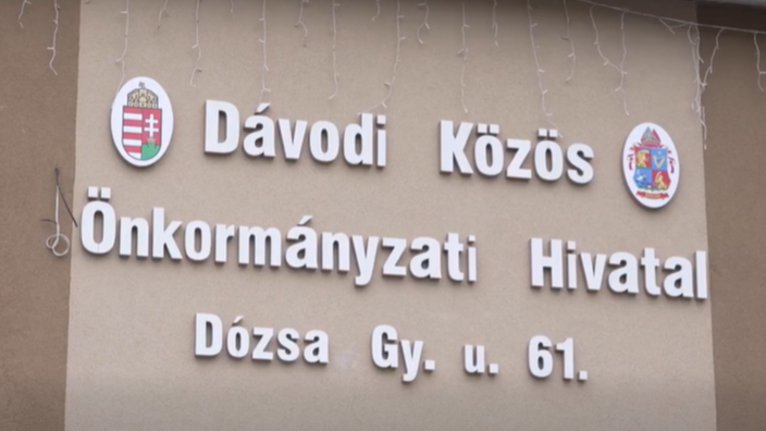 A képen ez a felirat látható: " Dávodi Közös Önkormányzati Hivatal Dózsa György utca 61"