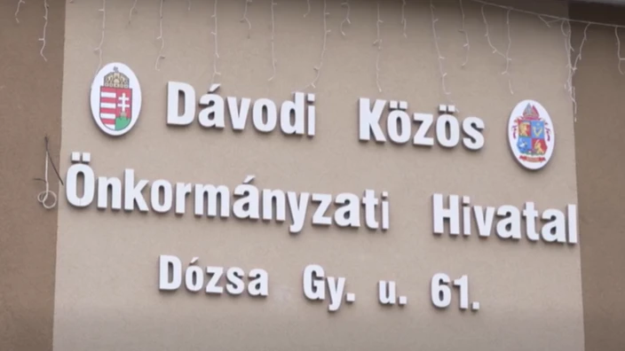 A képen ez a felirat látható: " Dávodi Közös Önkormányzati Hivatal Dózsa György utca 61"