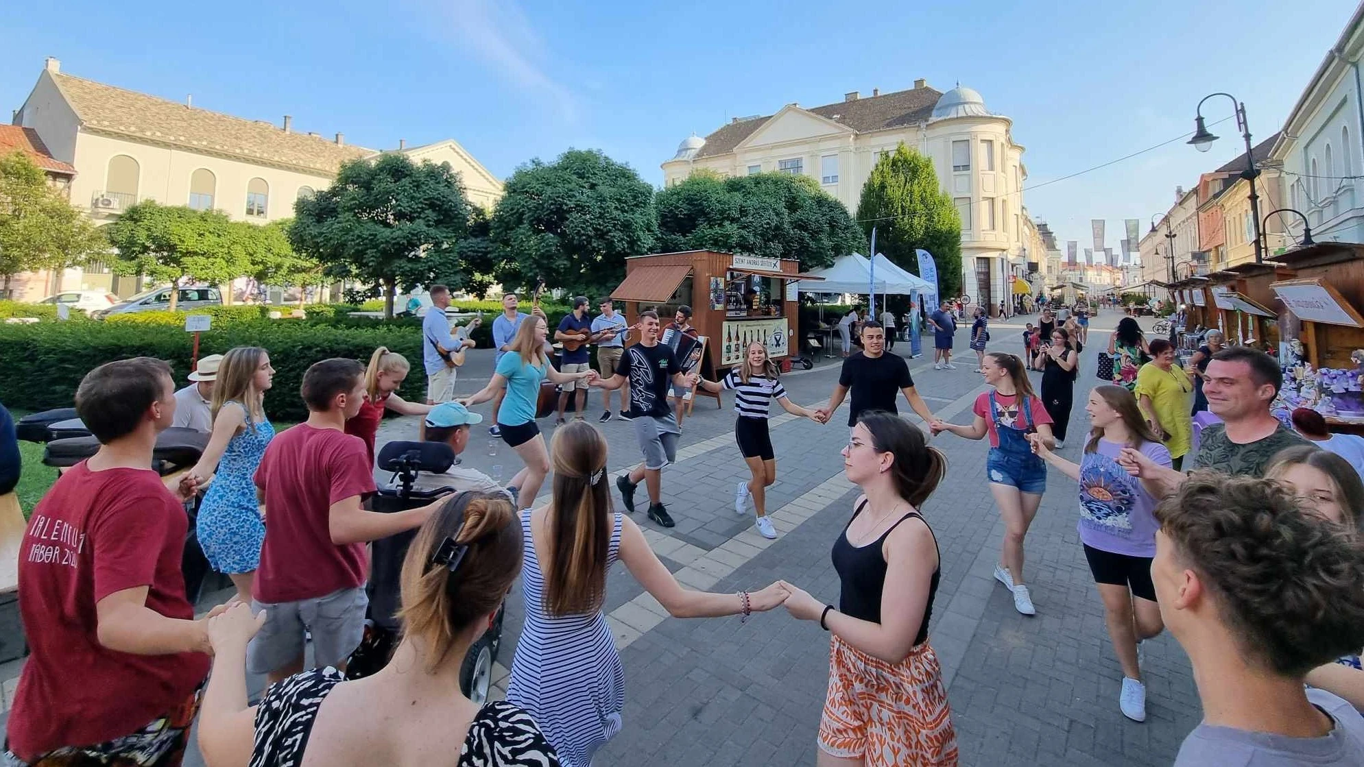 Dübörög a FolkFeszt Baján  - image description