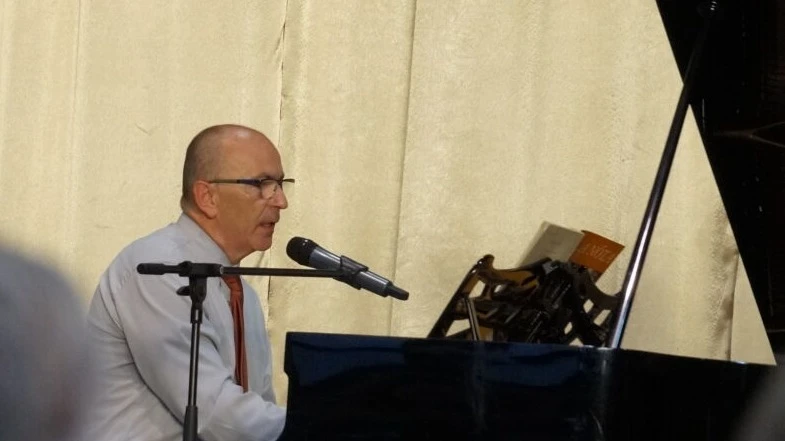 A zongoránál Kecel polgármestere - image description