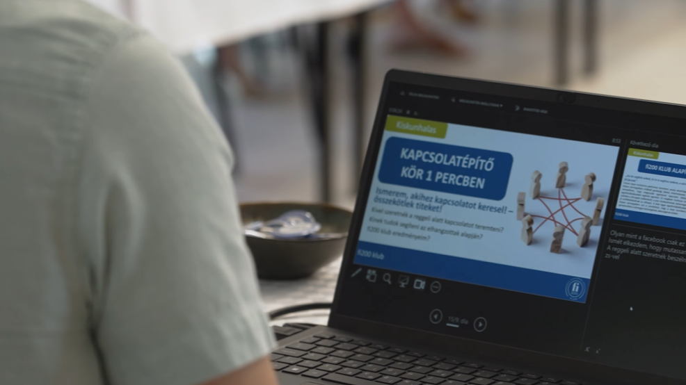 A képen az előadó laptopját láthatjuk az előadás közben.