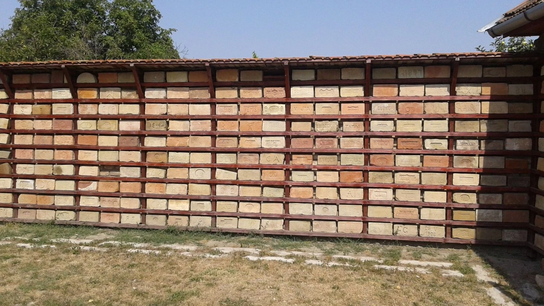 Értéktár sorozat: Tégláról téglára  - image description