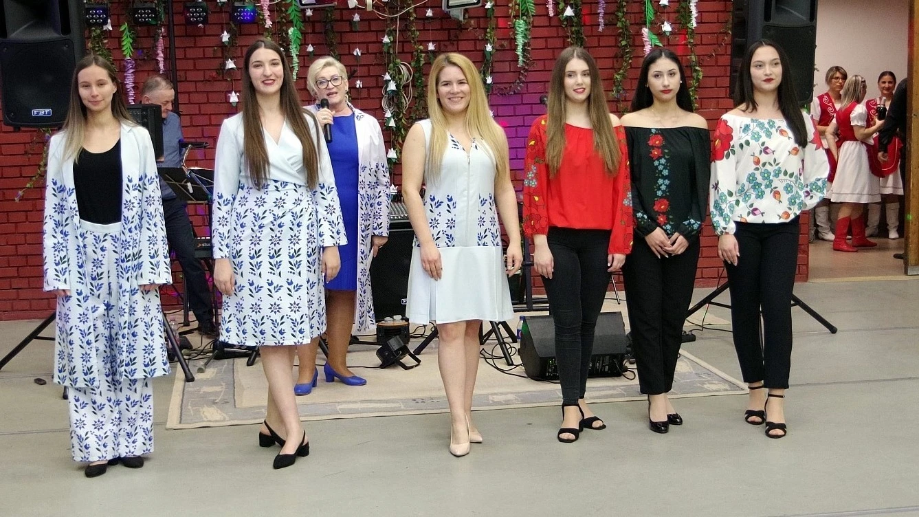 Vármegyei motívumok díszítették a báltermet  - image description