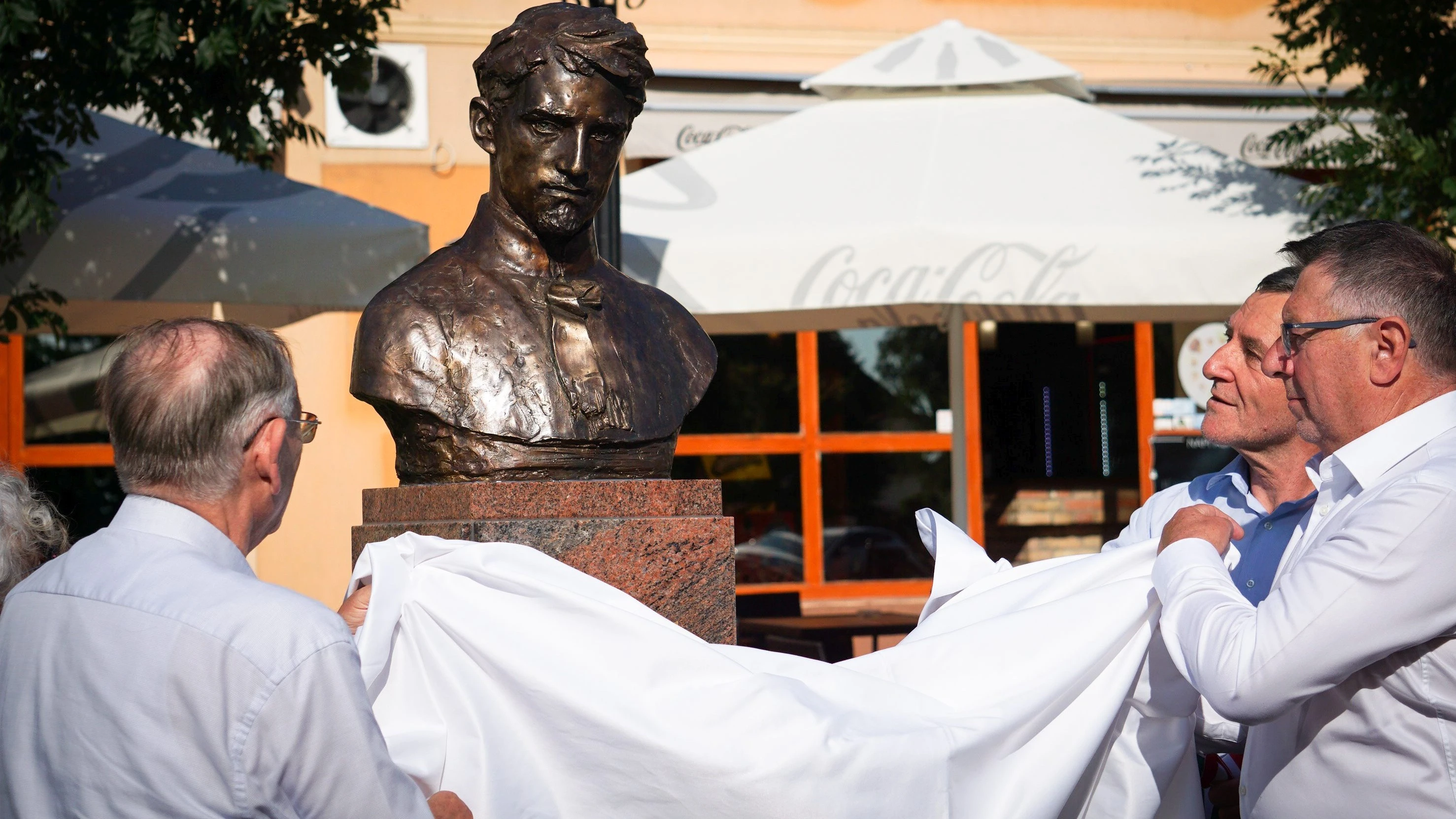 Izsák főterét is Petőfi Sándor mellszobra díszíti - image description