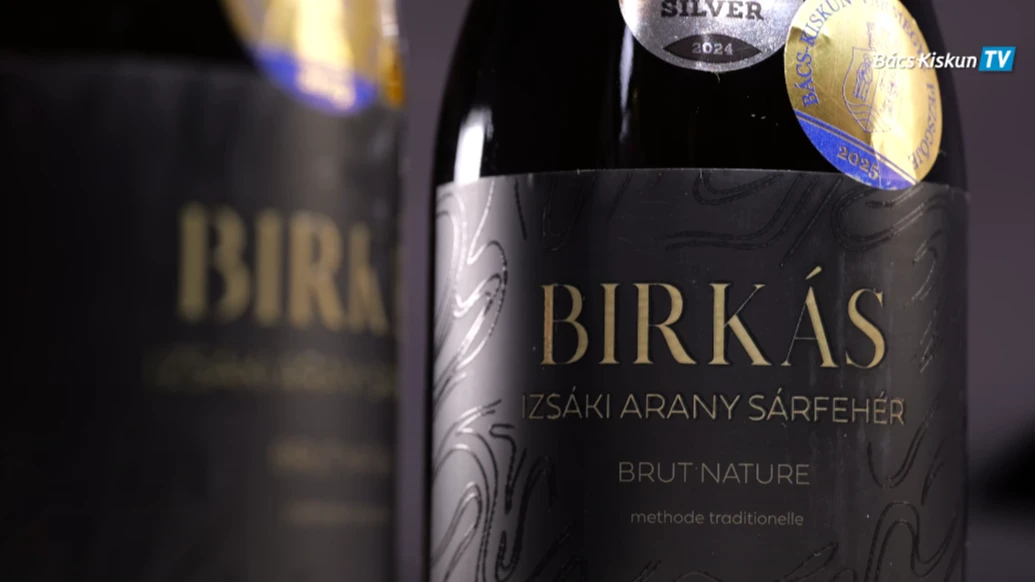 2025 Pezsgője - Birkás Borház, Izsáki Arany Sárfehér - image description