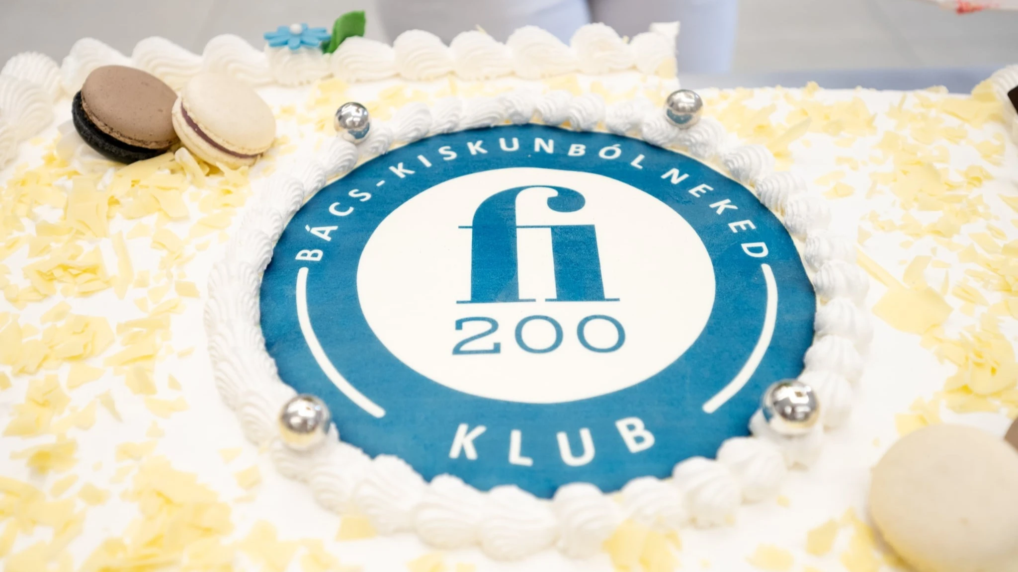 A képen a fi200 klubok születésnapi tortája szerepel, a közepén fi200 klub logóval.