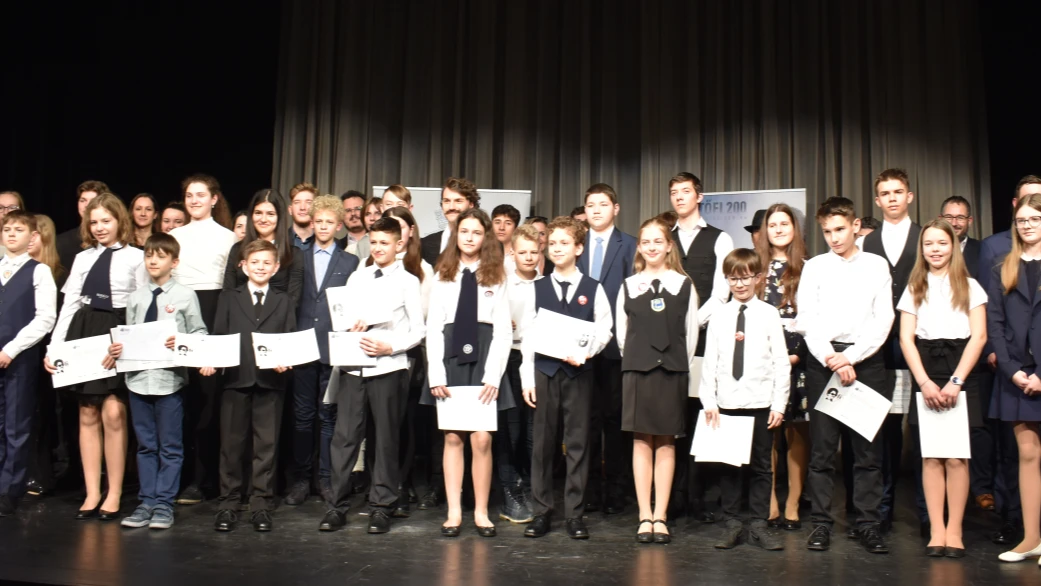 250 verselő vett részt a Petőfi szavalóversenyen Kecskeméten  - image description