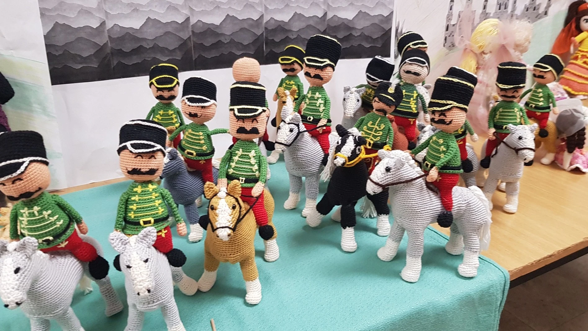 A János Vitéz szereplőit horgolták meg, kiállítás nyílik  - image description