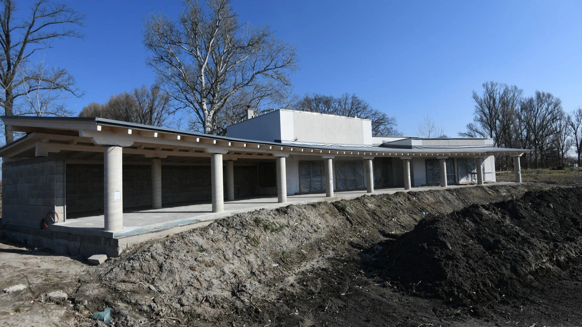 FÜRKÉSZŐ ÉPÜL A KOLON-TÓNÁL IZSÁKON - image description