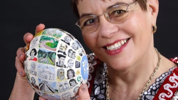 A VILÁG TOJÁSÁT KÉSZÍTETTE EL ZSIGÓNÉ KATI  - image description