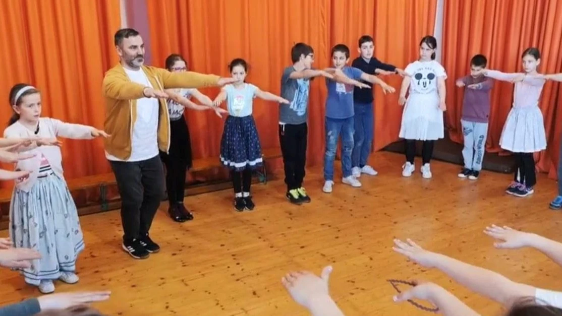 FELLÉPÉSRE KÉSZÜLNEK A JÁSZSZENTLÁSZLÓI NÉPTÁNCOSOK - image description