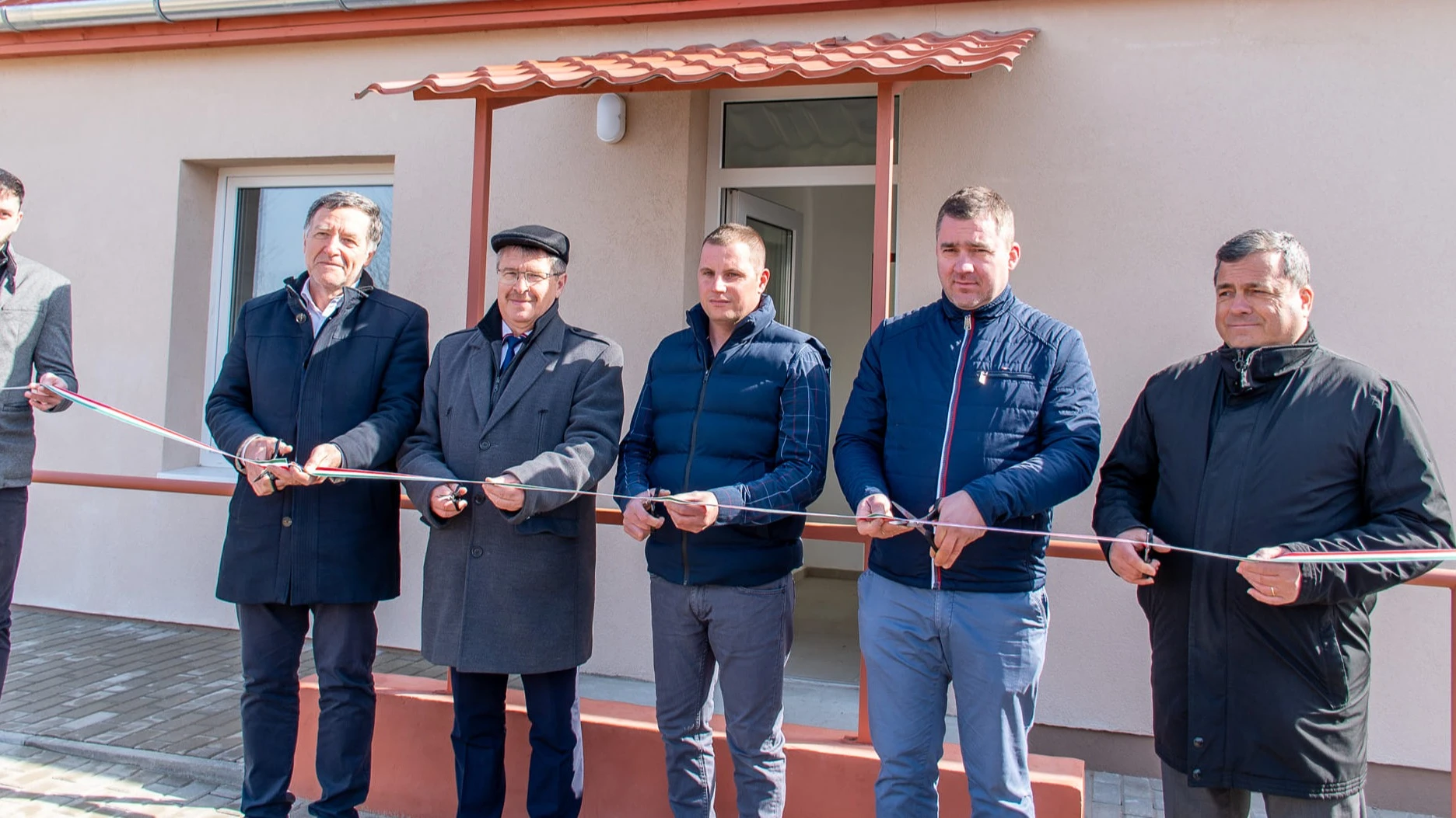 HÁROM ÉPÜLETET ÚJÍTOTTAK FEL JÁNOSHALMÁN A LESZAKADÓ VÁROSRÉSZBEN  - image description