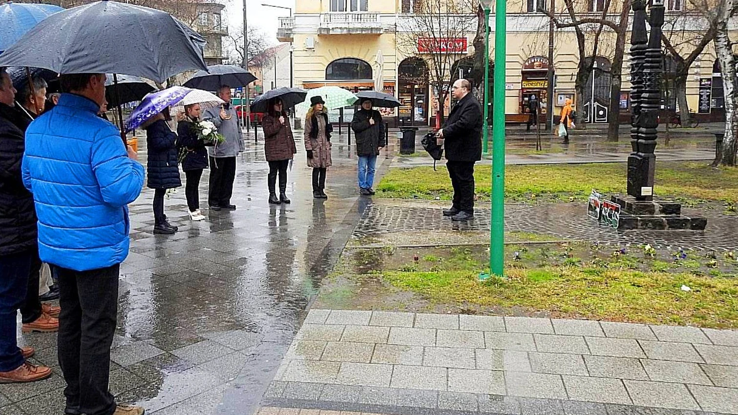 Esernyős emlékezés az áldozatokra - image description