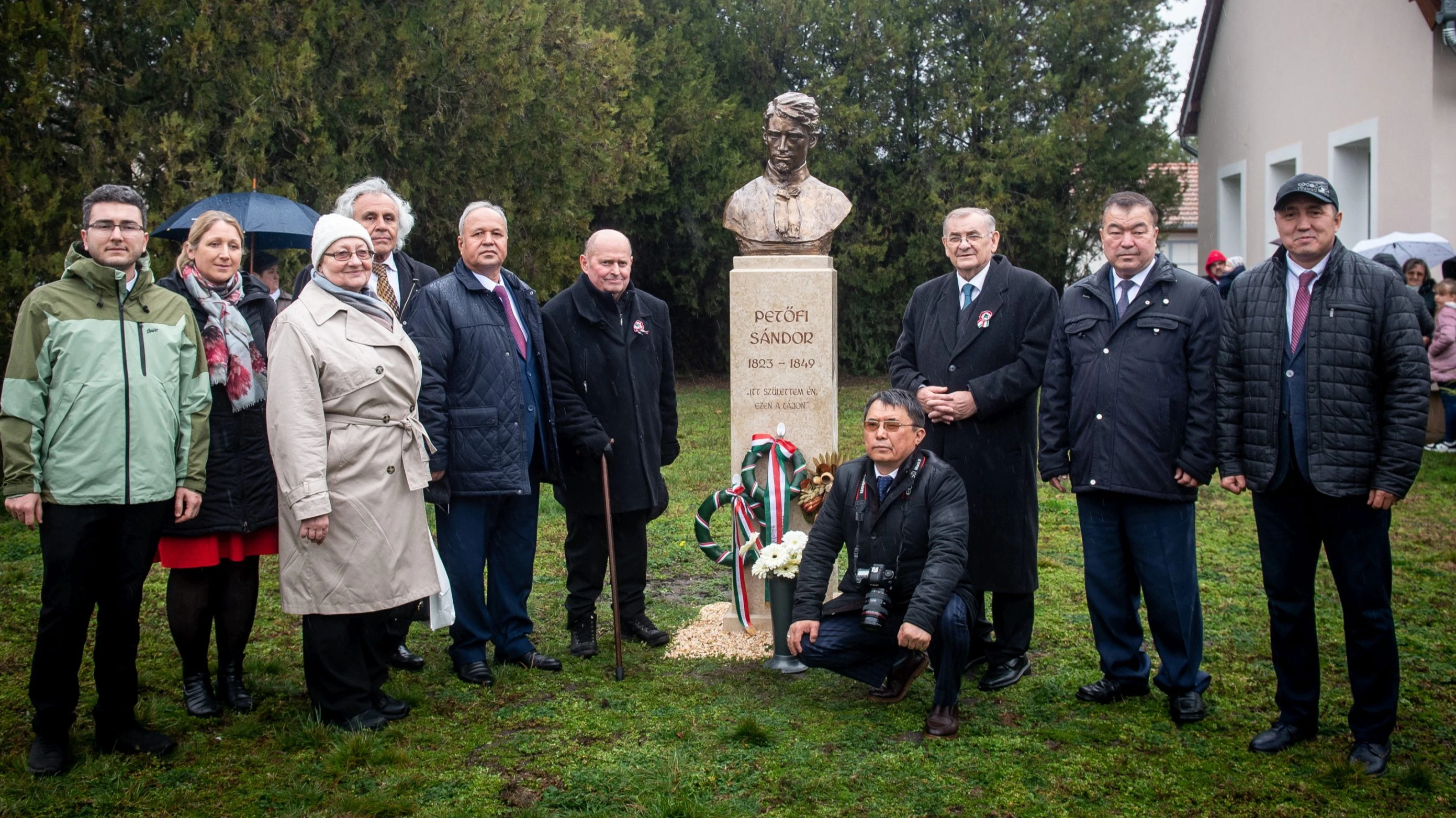Petőfi Sándor bronz mellszobra ékesíti számos településünk köztereit   - image description