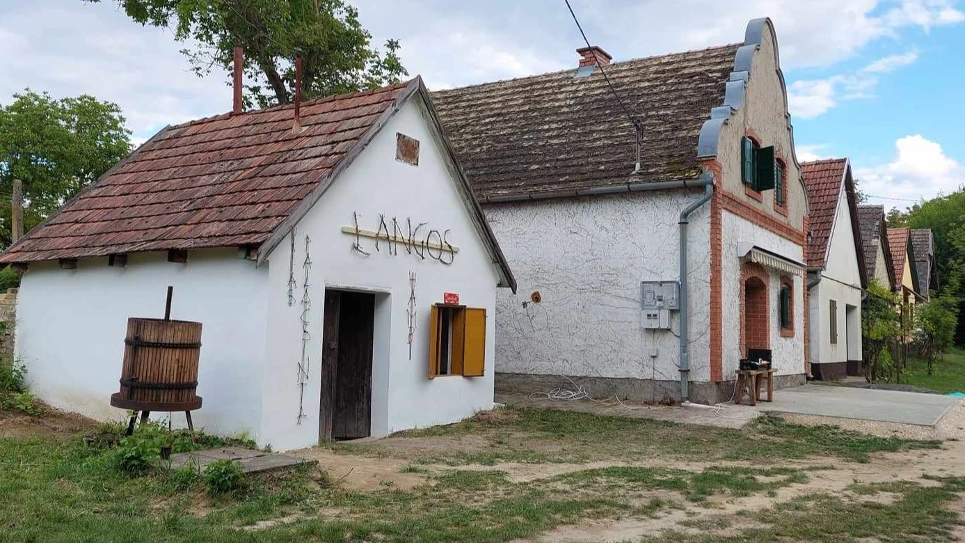 Kis rozsdás, a hajósi pinceétterem - image description