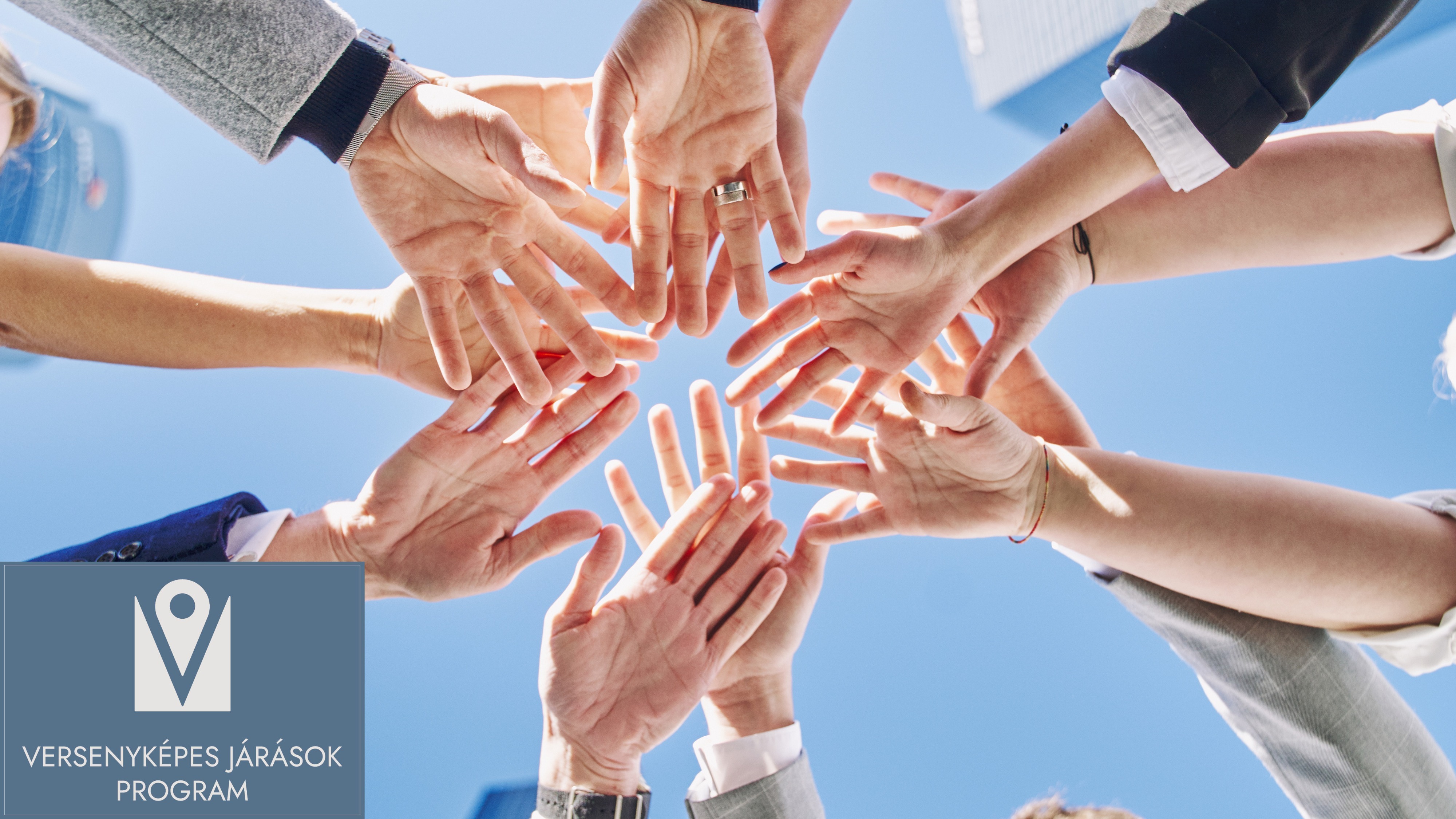 A képen az összefogást szimbolozáló, összeérő kezeket látunk, a bal alsó sarokban pedig a Versenyképes Járások Program logóját.  