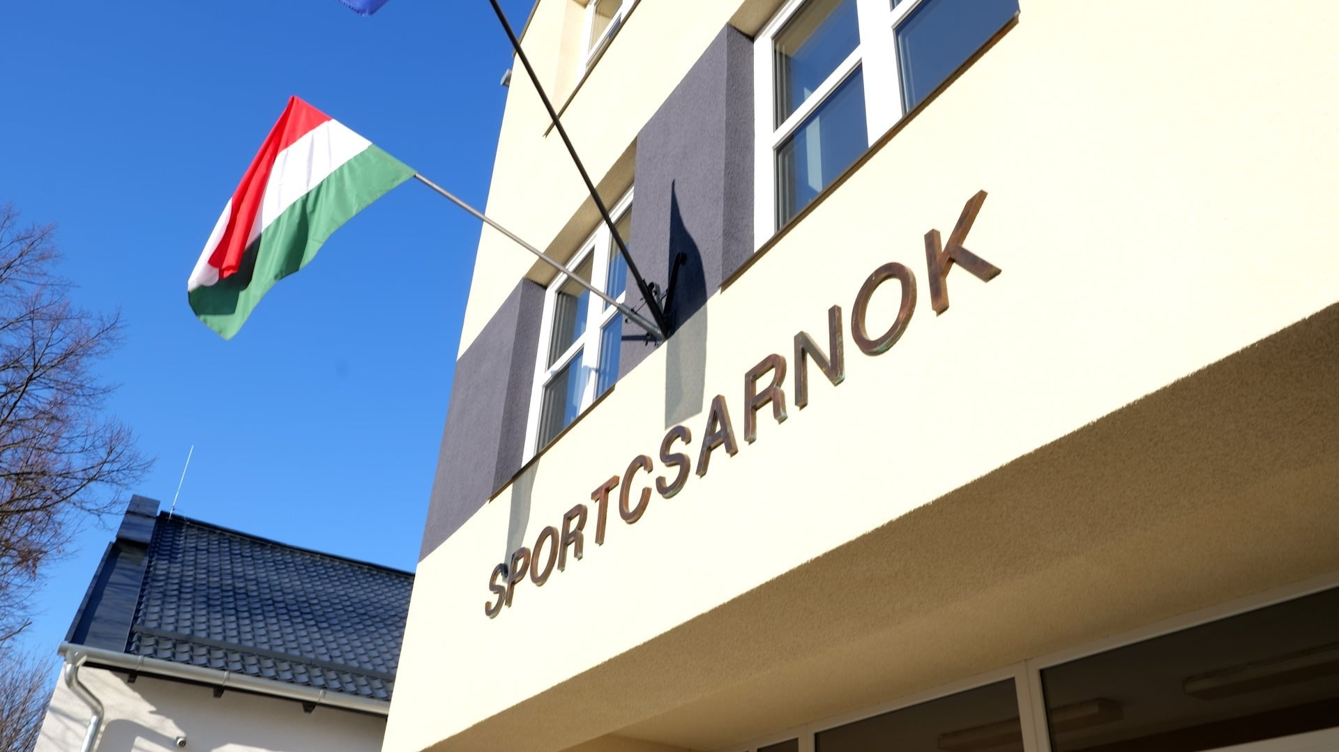 Az izsáki sportcsarnok épülete látható