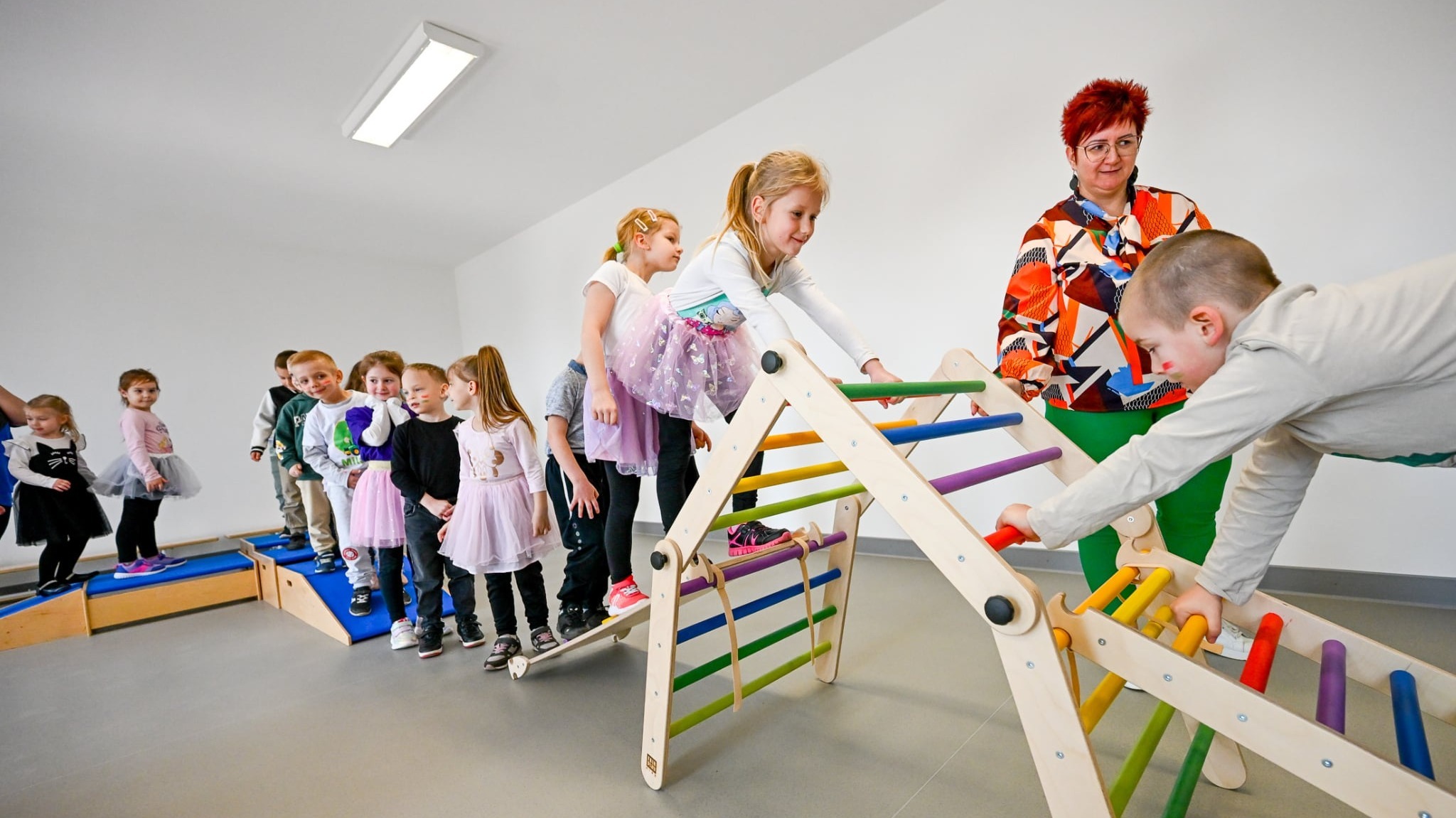 A képen gyermekek játszanak egy tornaszobában.