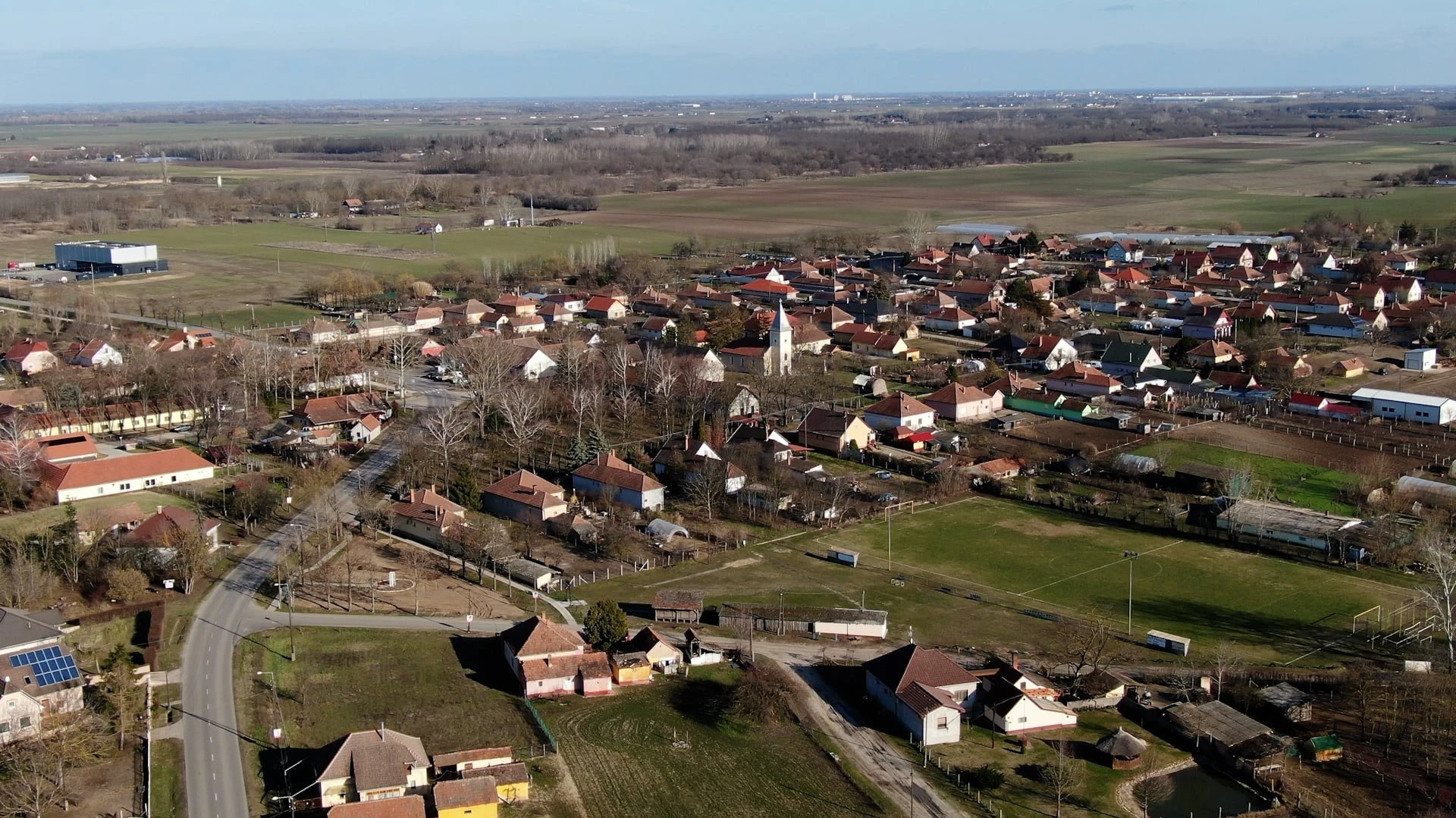 A képen Fülöpjakab település lakóházai láthatóak.