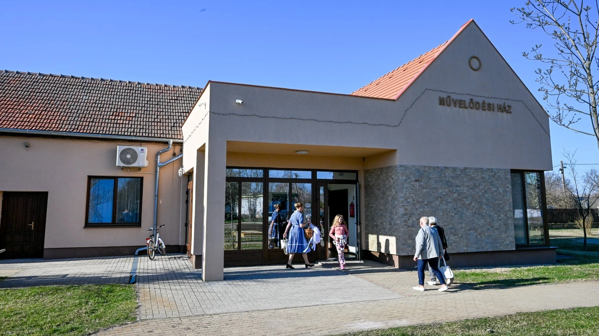 A képen a pirtói művelődési ház látható.