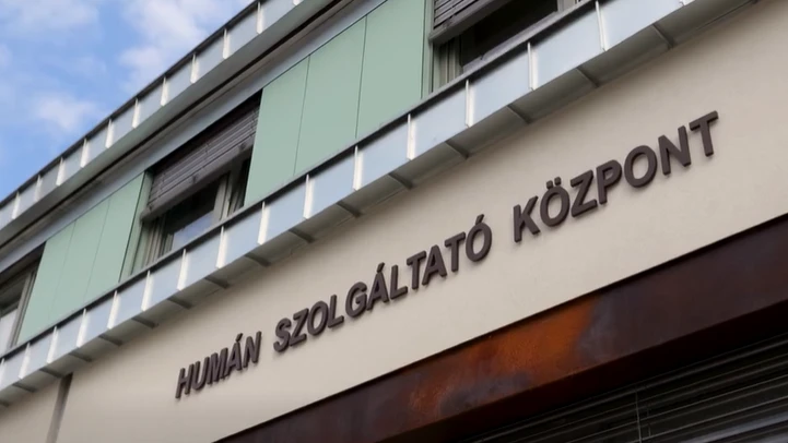 A képen egy épület van, rajta a felirat: Humán Szolgáltató Központ