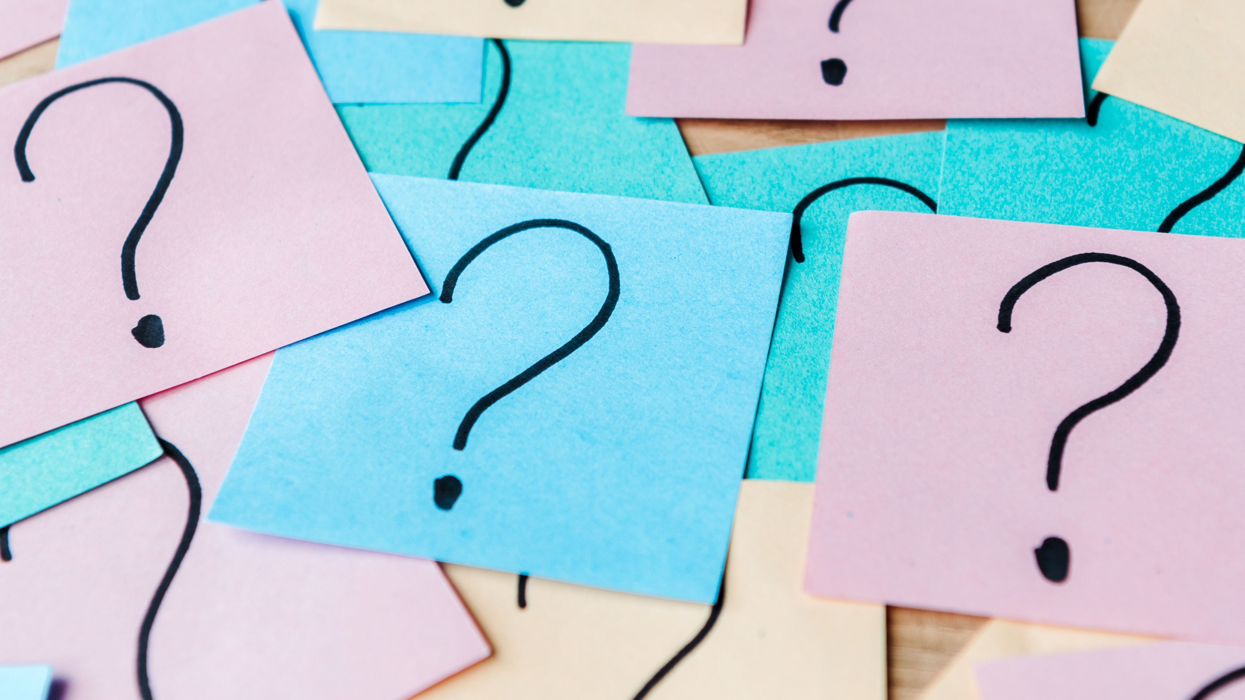 Kérdőjeleket látunk papírlapokon