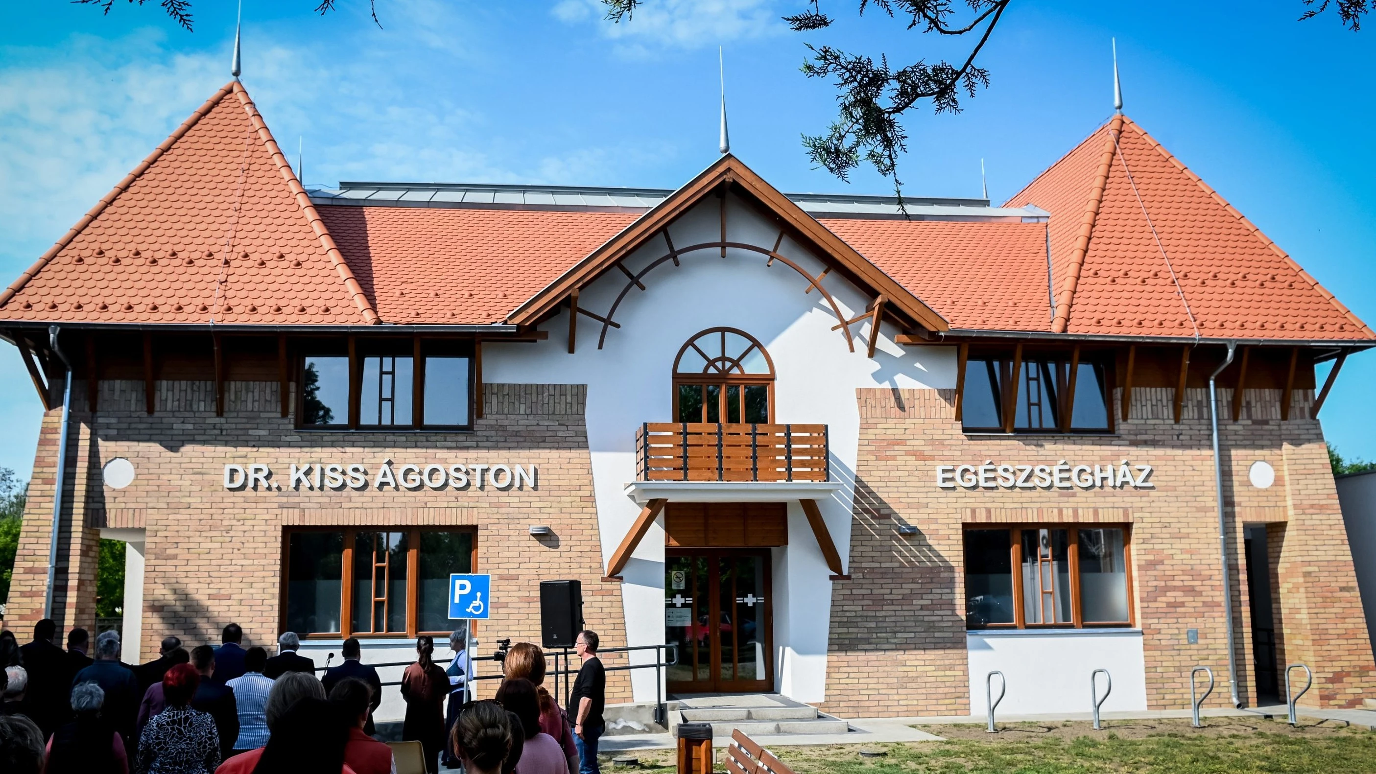 Átadták a megújult dr. Kiss Ágoston Egészségházat Lakiteleken - image description