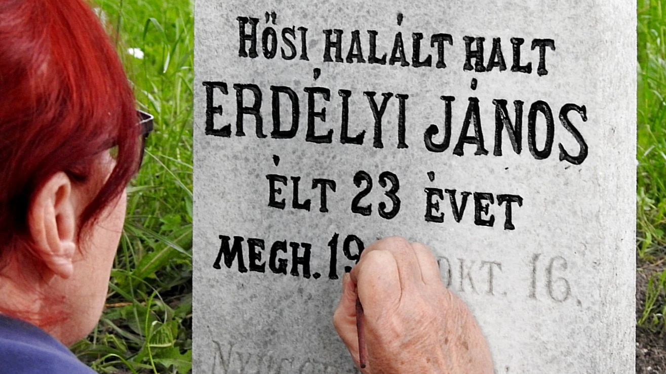 Pünkösdi virágok a régi síroknál - image description