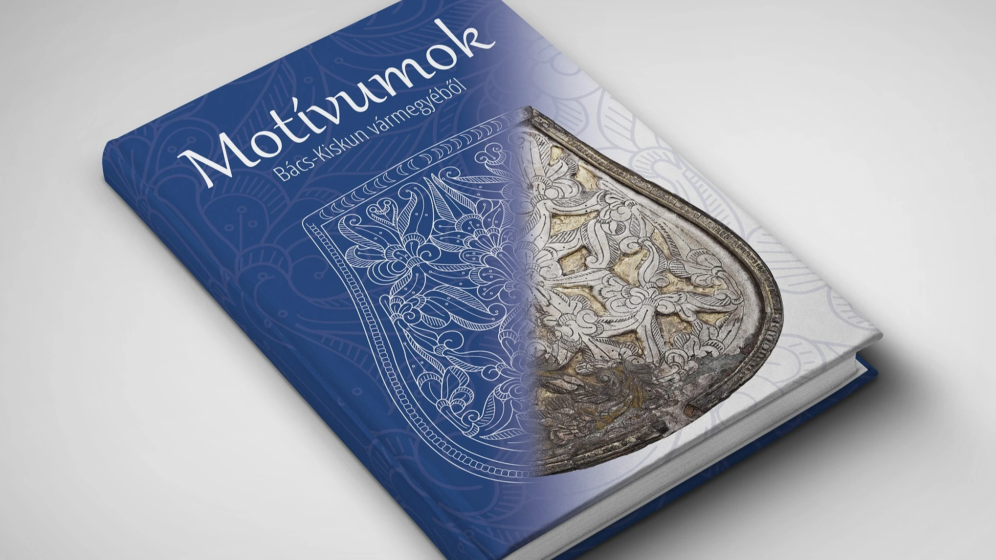 Bács-Kiskun motívumvilága - A solti pelikános úrasztali terítő skófiumos növénymotívuma - image description