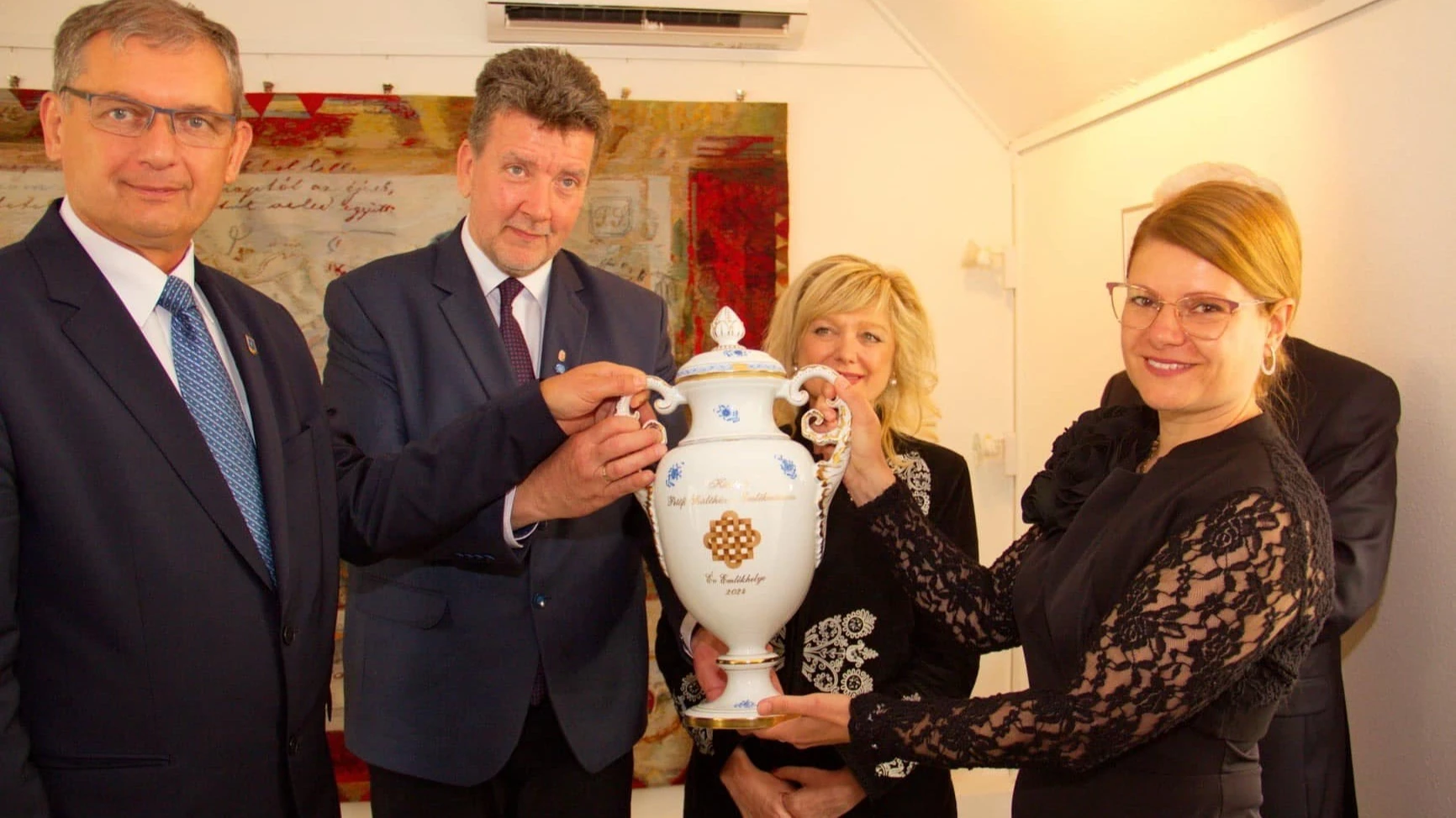 Népünnepély felsőfokon  - image description