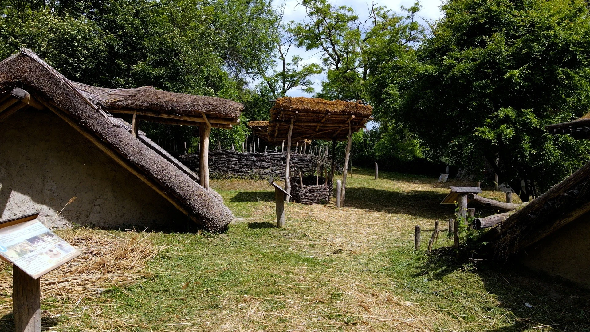 Értéktár sorozat: Ezer év lenyomata - a tiszaalpári Árpád-kori falurekonstrukció - image description