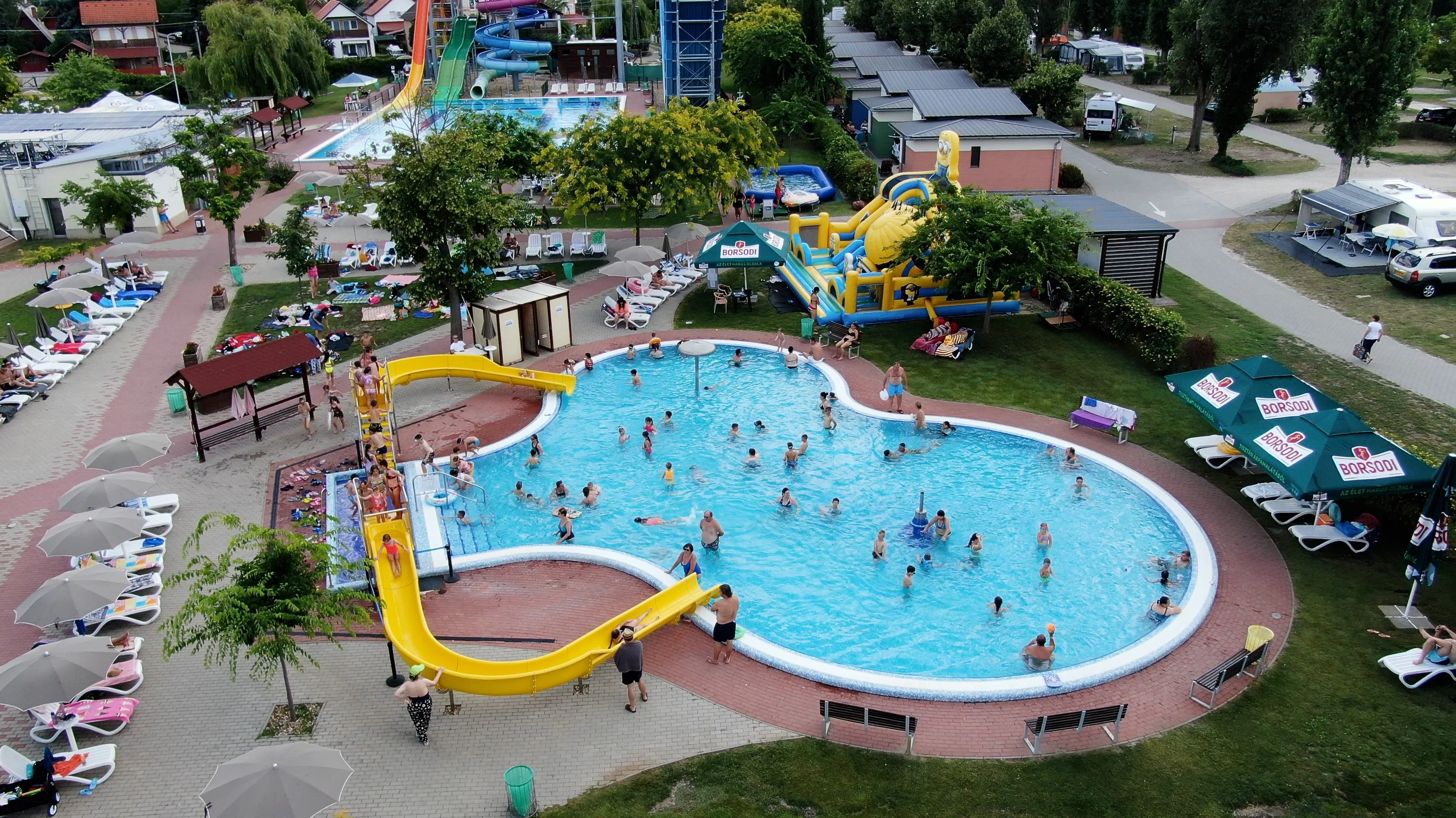 A képen a tiszkécskei Barack Thermal Resort egy medencéje látható felülről, amiben éppen fürőznek a vendégek.