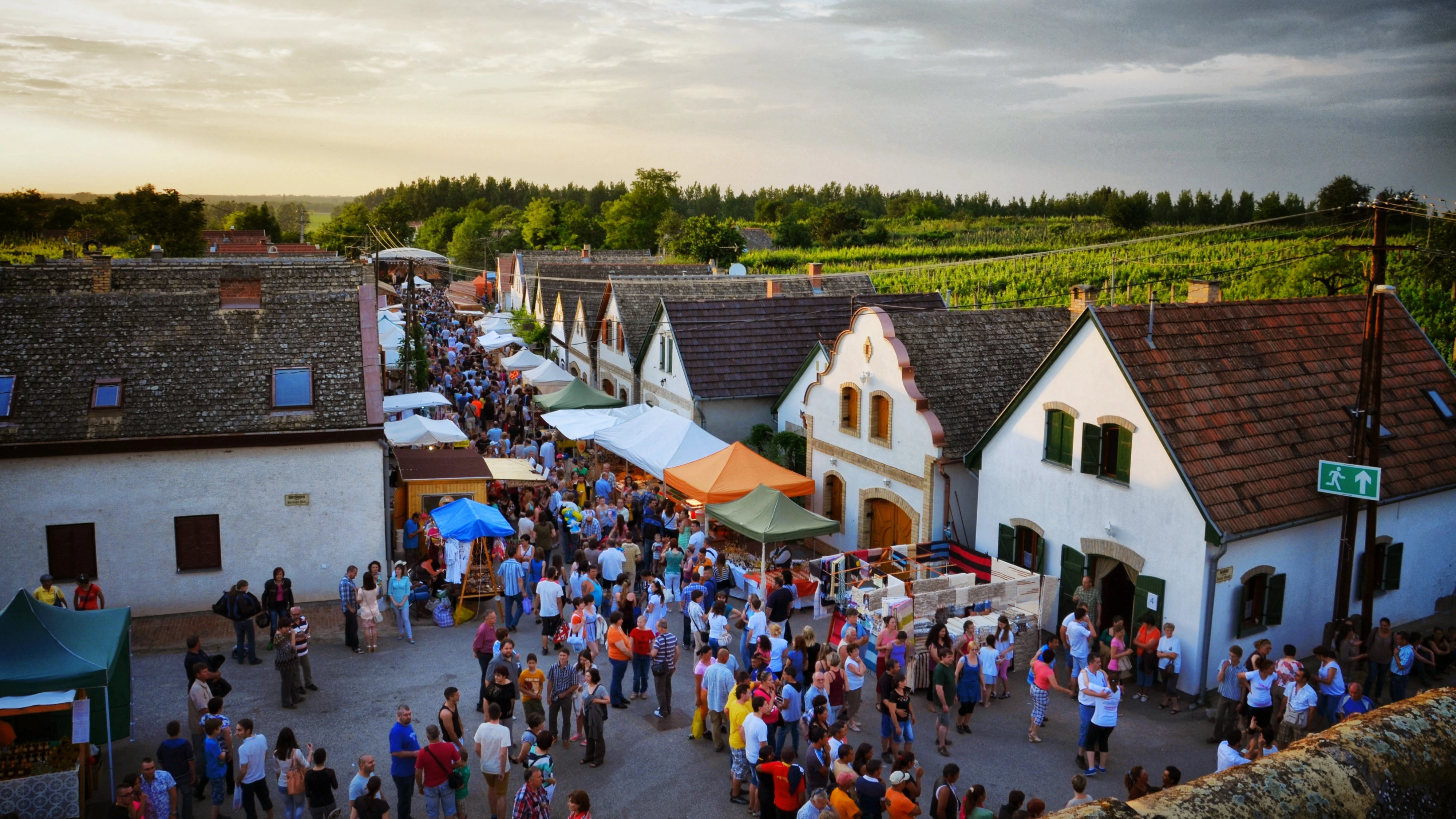 Staféta - Barátsággal zajlik a polgármesteri szék átadása Hajóson - image description