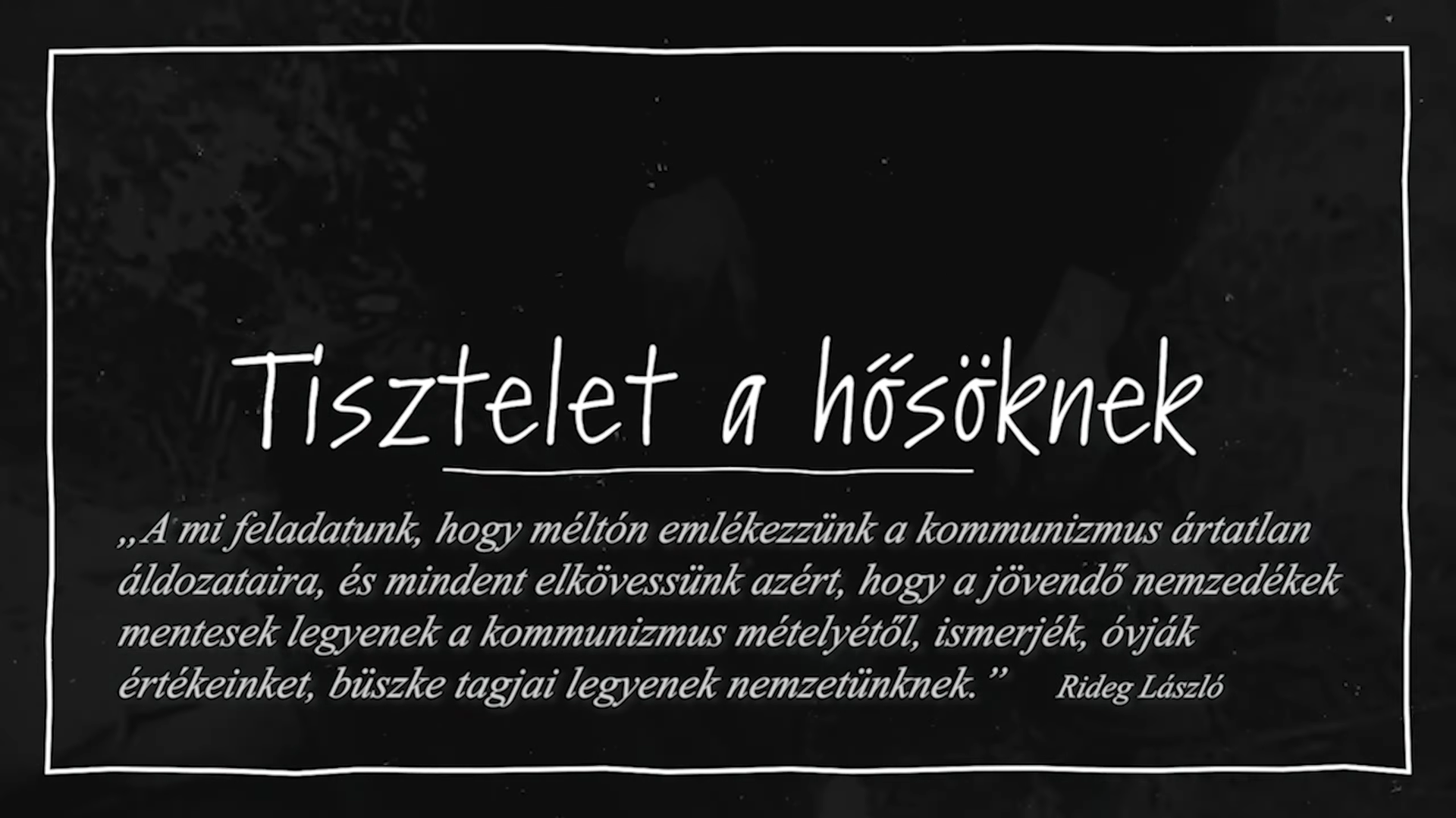Tisztelet a hősöknek felirat fekete háttéren