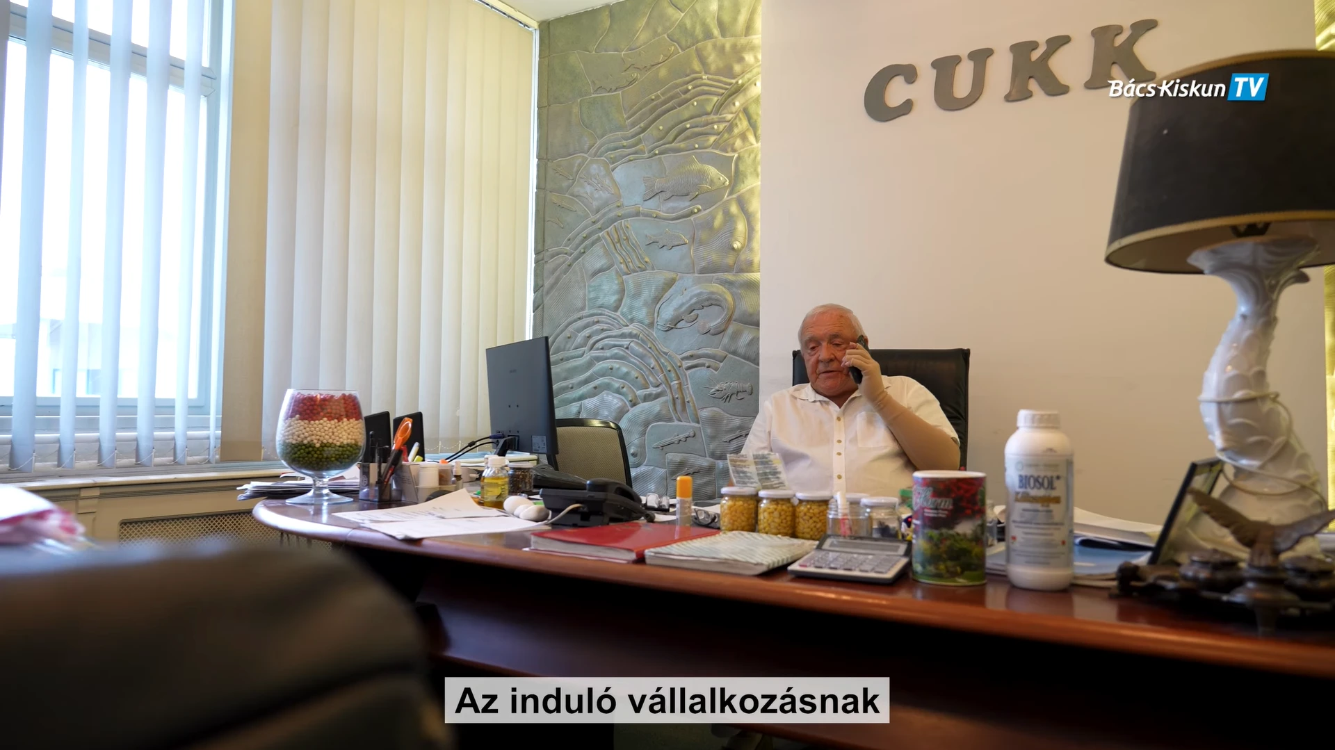 Cukk Csali ügyvezetője ül az irodájában