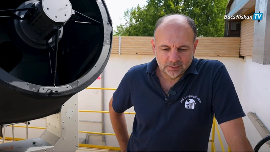 "Az univerzum mindenki fantáziáját megmozgatja" Vármegyei kitüntetésben részesül Borkovits Tamás asztrofizikus - image description