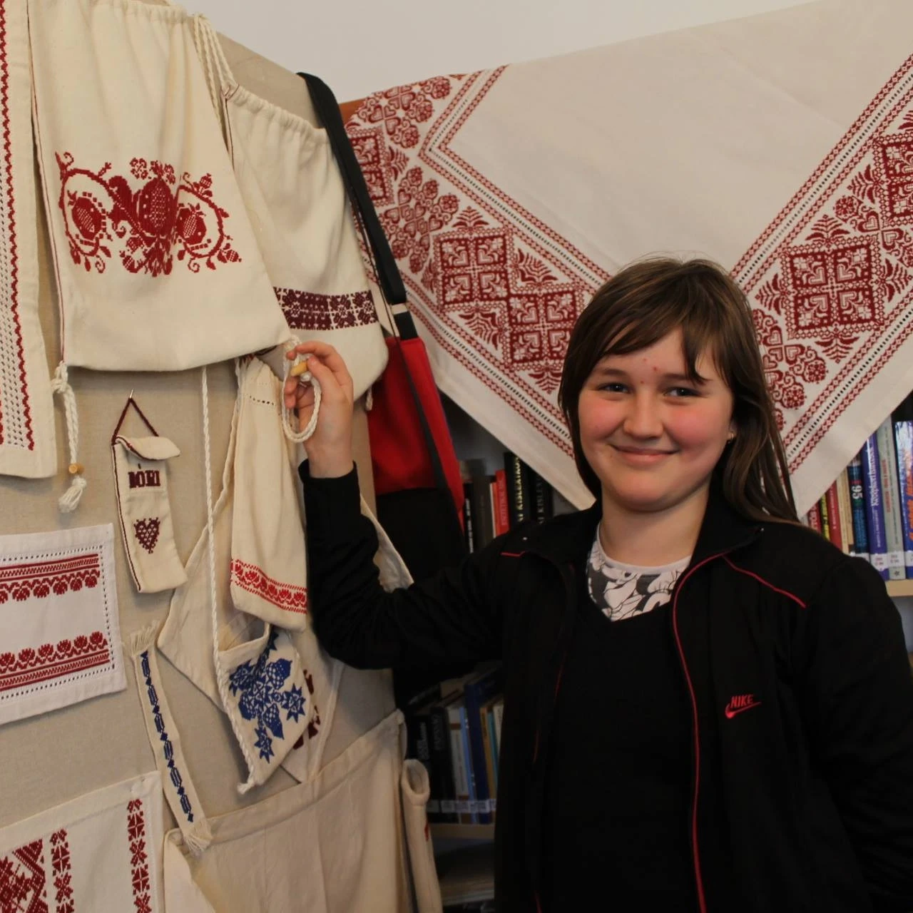 Bukovinai székely szálánvarrott keresztszemes - image description