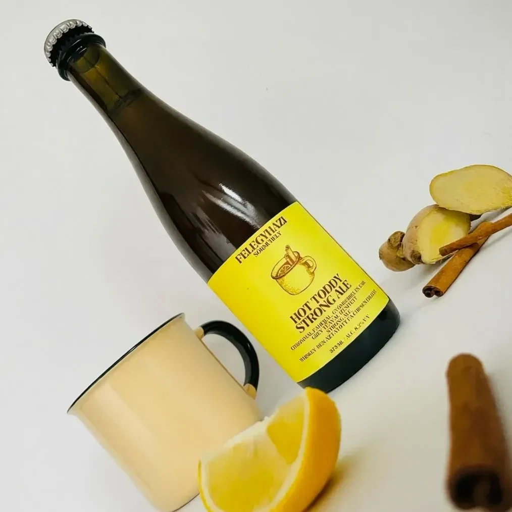 A képen egy üveg Félegyházi Hot Toddy Strong Ale látható.