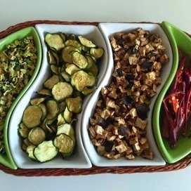 A képen külöböző szárított zöldségek láthatók.