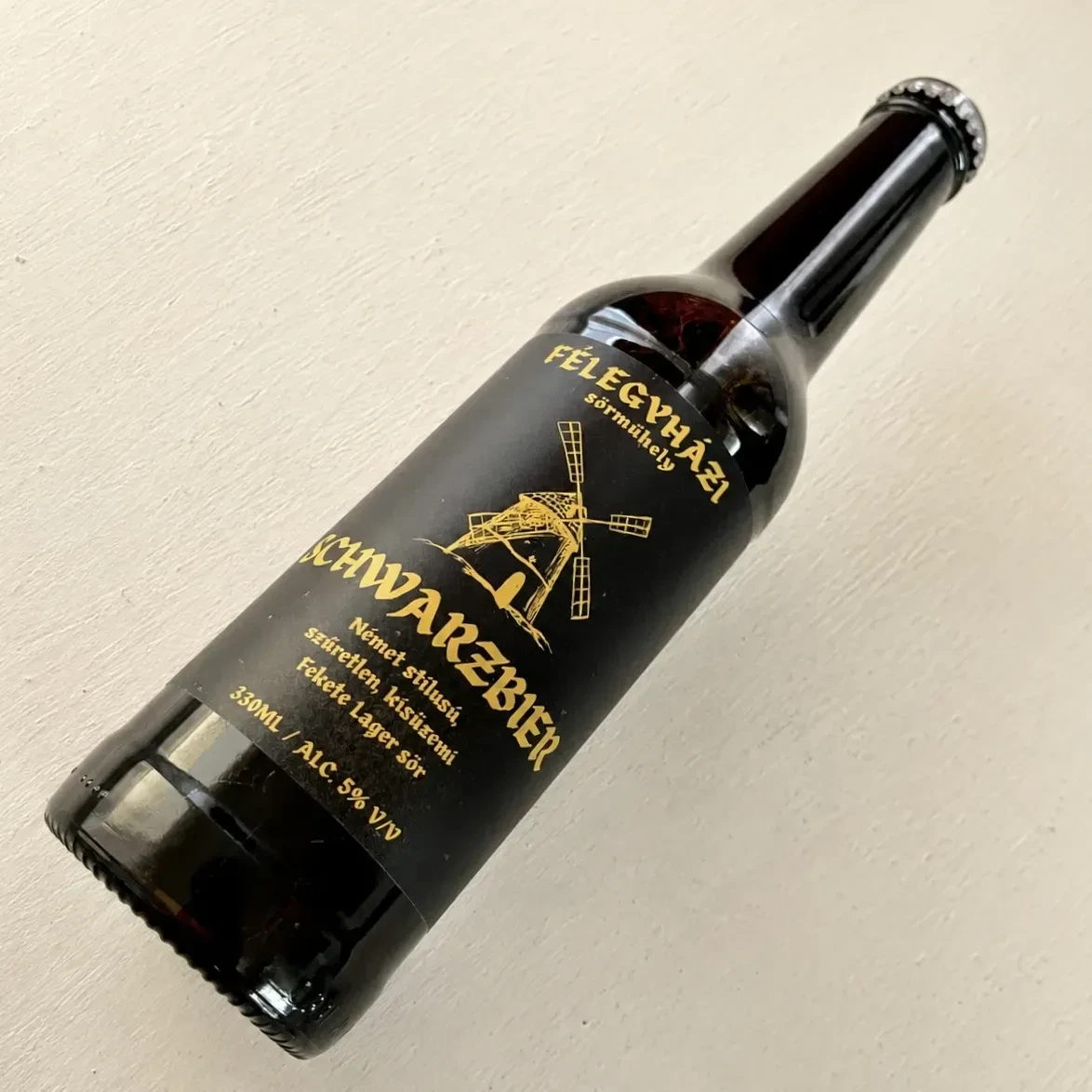 A képen egy üveg Félegyházi Schwarzbier látható.