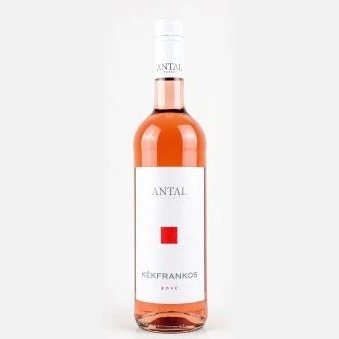 A képen egy palack rosé bor látható.