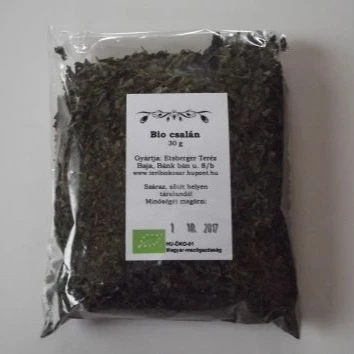 A képen egy csomag bio csalán látható.
