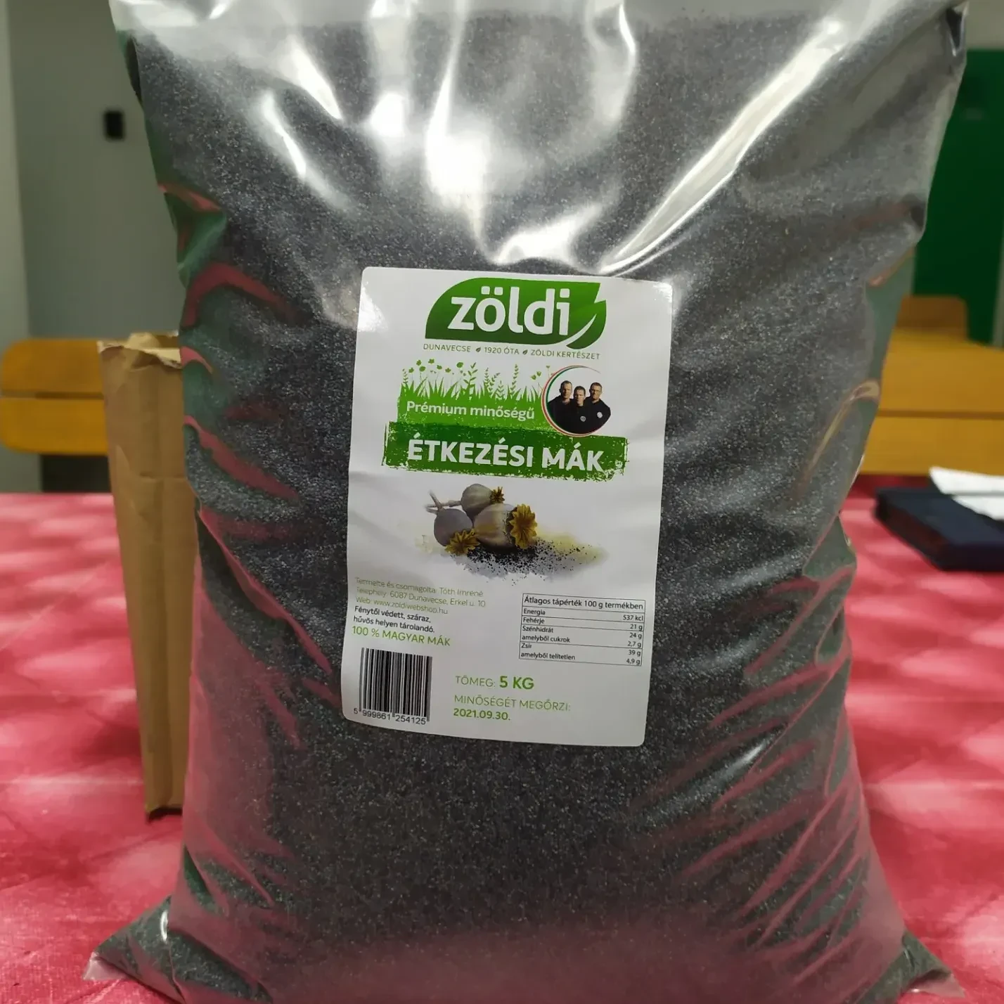 A képen egy nagy zacskó mák látható.
