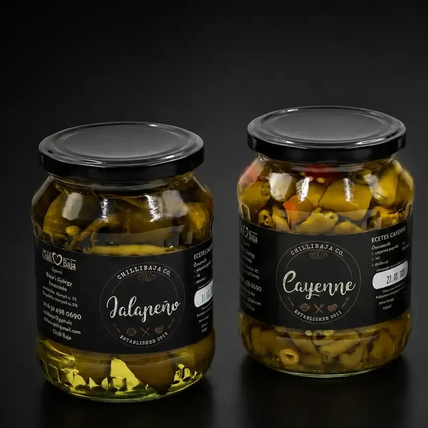 A képen 2 üveg savanyított paprika látható.