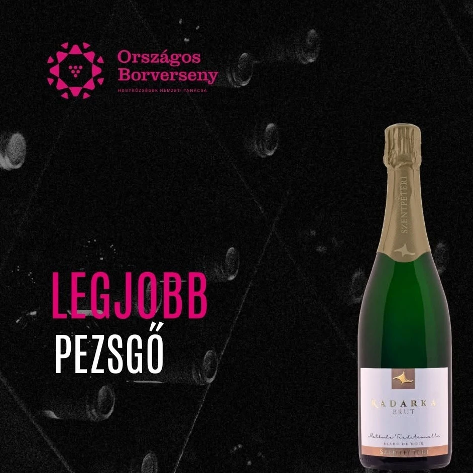 A képen bel felül az országos borverseny logója látható rózsaszínnel, alatta legjobb pezsgő felirat, előbbi rózsaszínnel, utóbbi pedig fehérrel. A kép jobb oldalán a Szentpéteri pezsgő látható, mindez egy fekete hátteren.