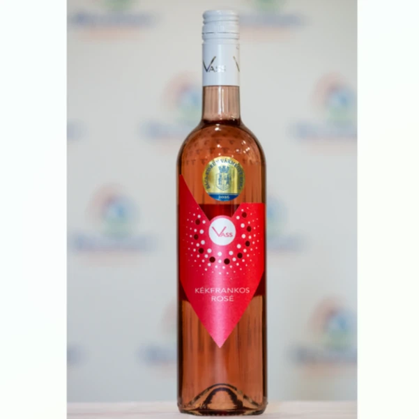 A képen egy palack Vass Kékfrankos rosé látható, rajta "Bács-Kiskun Vármegye Bora" matrica.