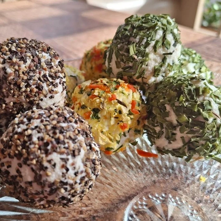 A képen különböző ízesítésű krém sajtgolyók láthatóak.